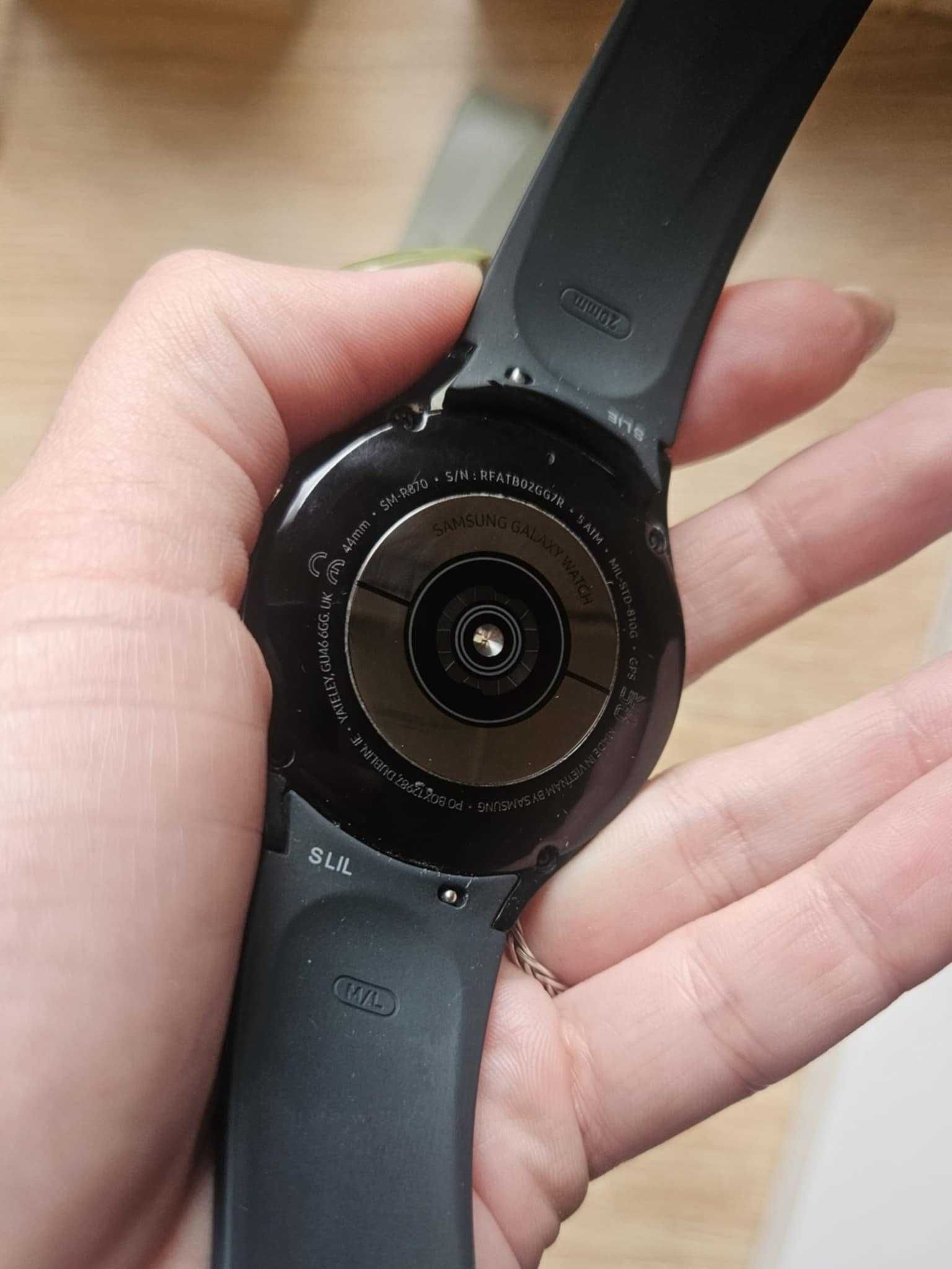 Samsung Galaxy Watch 4 с подарък 3 протектора и 5 допълнителни каишки