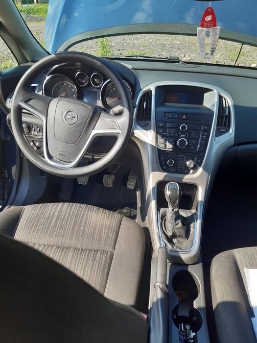 Opel Astra J - îngrijită și gata de drum