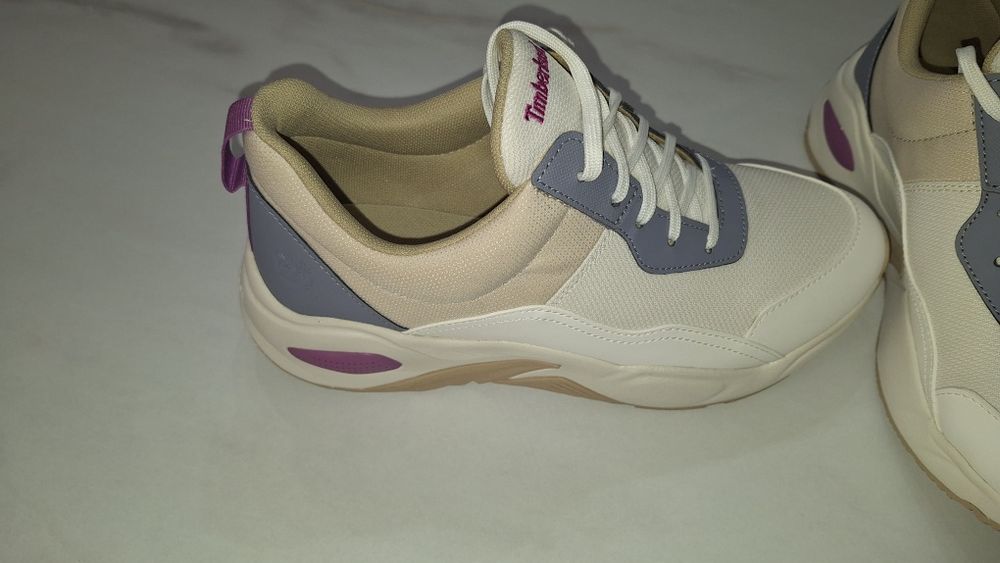 Vând adidasi femei Timberland