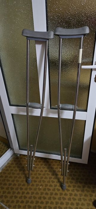 Продаются подгузники 2пачки и костыли в отличном состоянии!