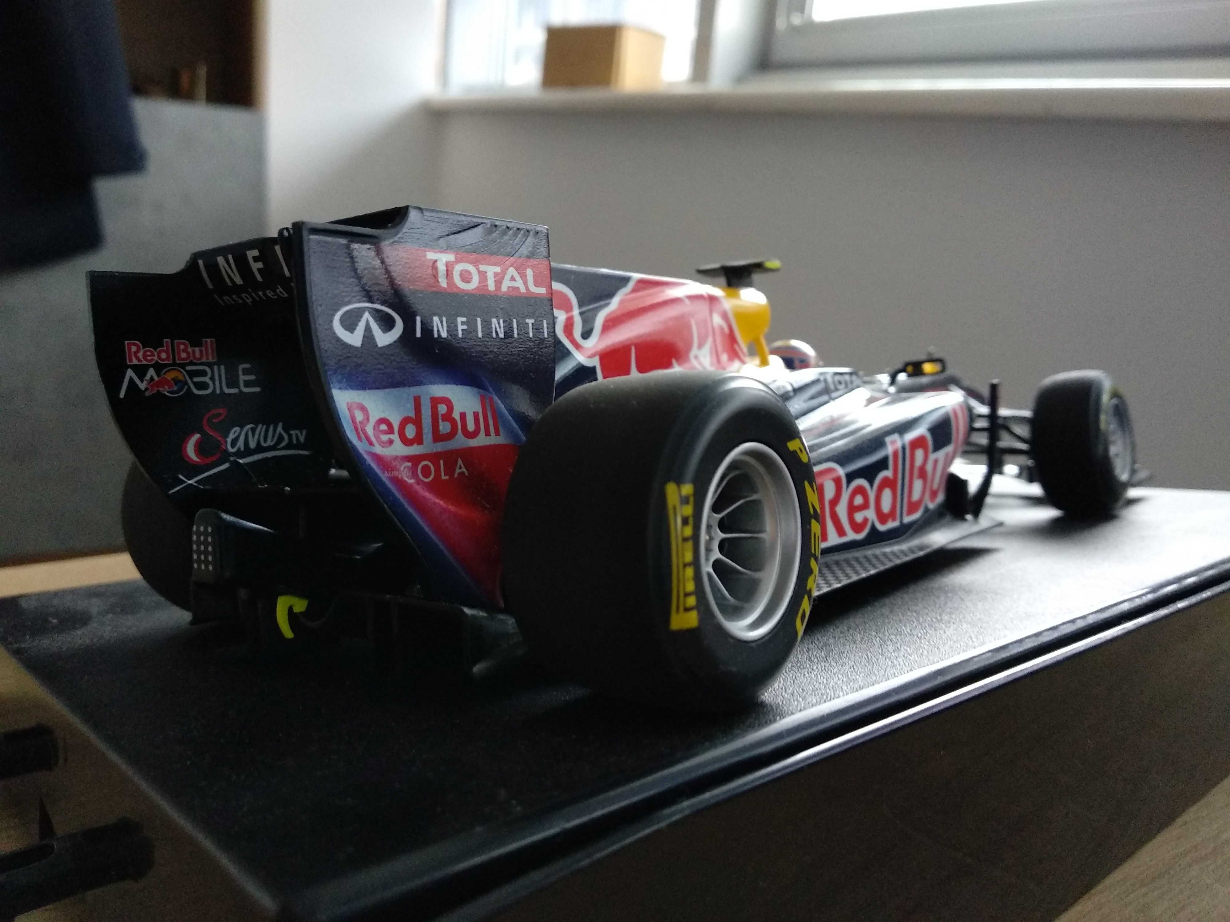 макет 1:18 Red Bull Racing Mark Webber Showcar 2011 Formula 1 болид