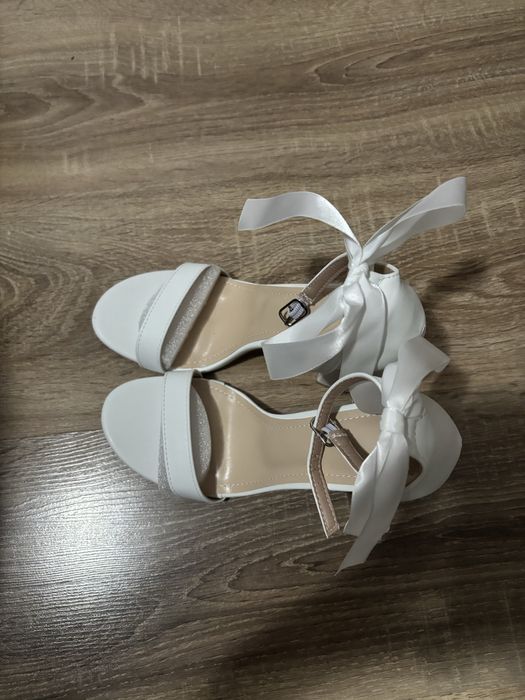 Pantofi cu toc tip sandale albe cu funda