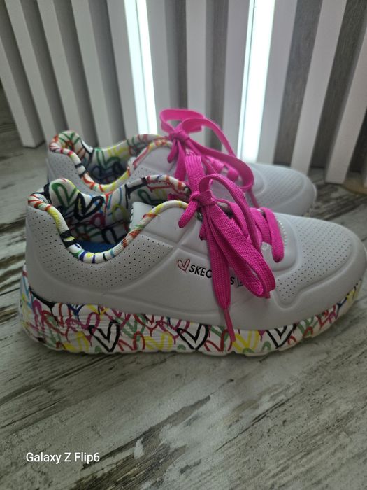 Skechers детски маратонки №32 – цветни сърца, розови връзки