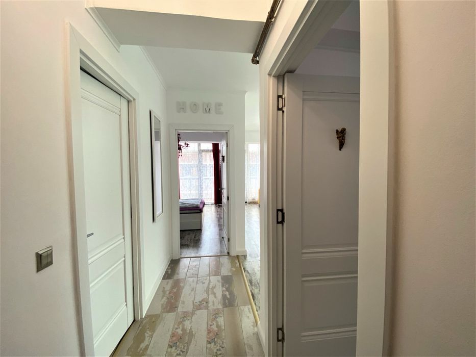 Proprietar vand apartament 3 camere modern cu balcon