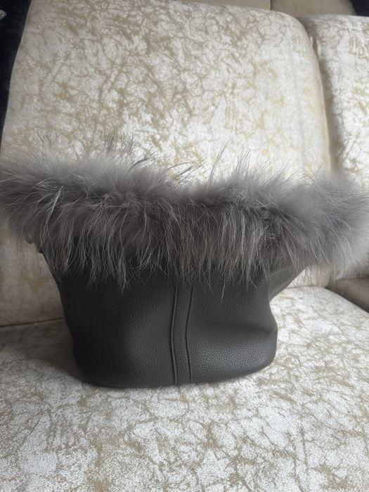 Стилна дамска чанта от естествена кожа и естествен пух
