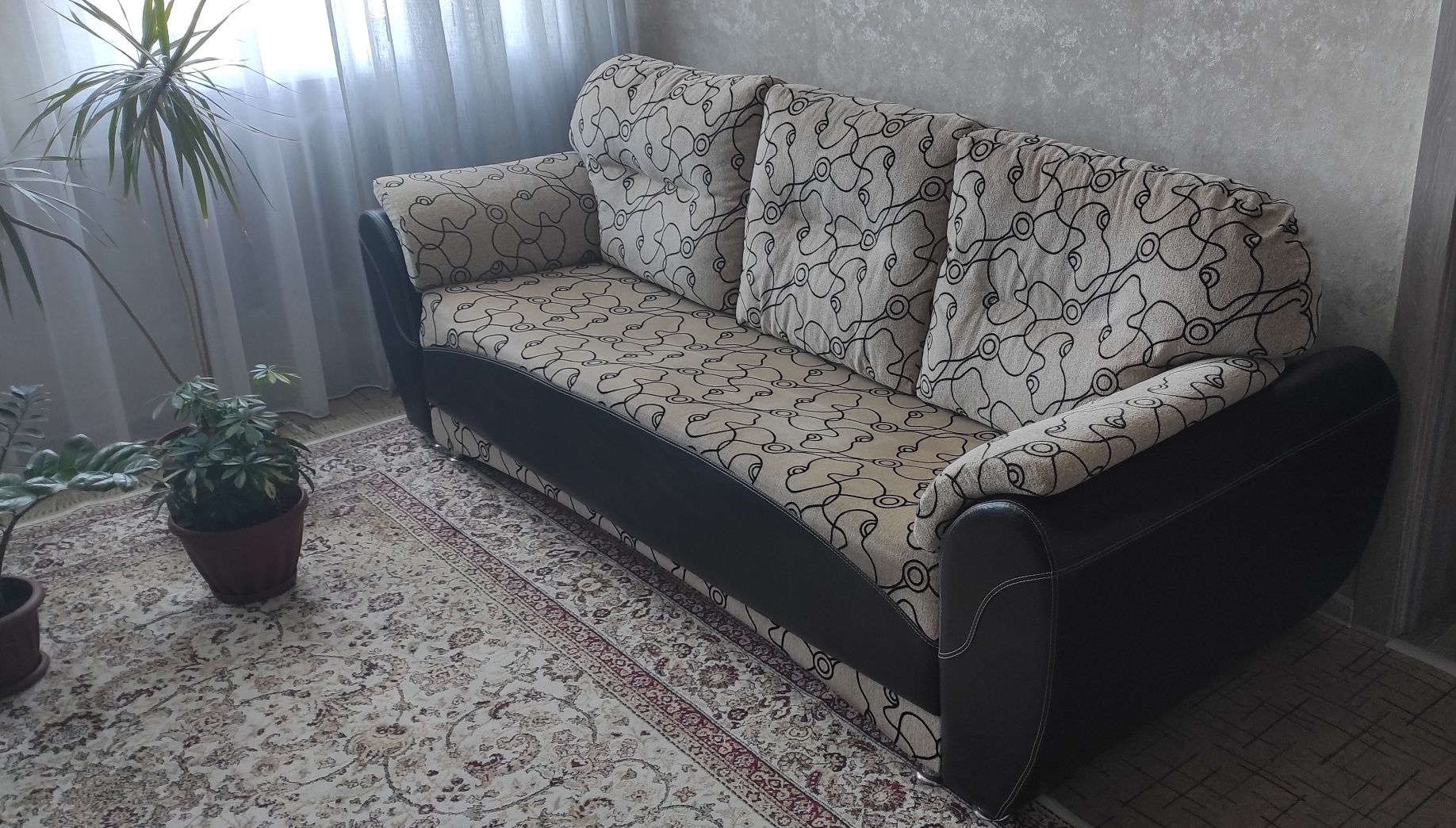 Продам мягкий уголок (диван и два кресла)