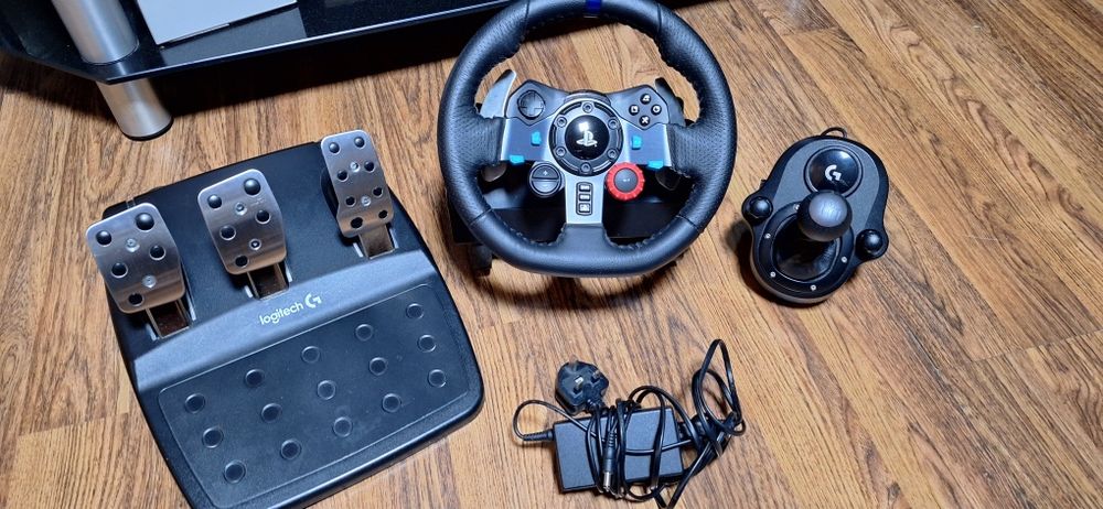 Vând volan pentru gaming Logitech G29  plus schimbator