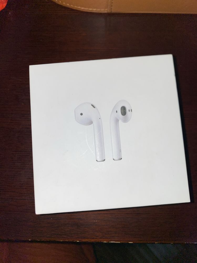 Airpods 2, оригинал.Быстро садятся, но работают, возможно можно почин.