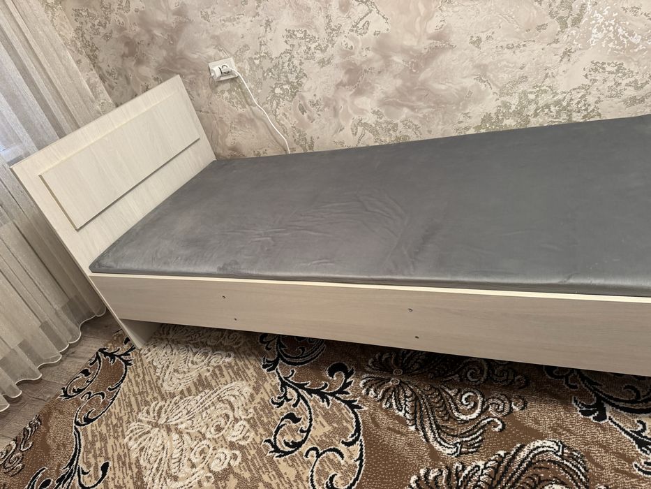 Кровать б/у в спальню