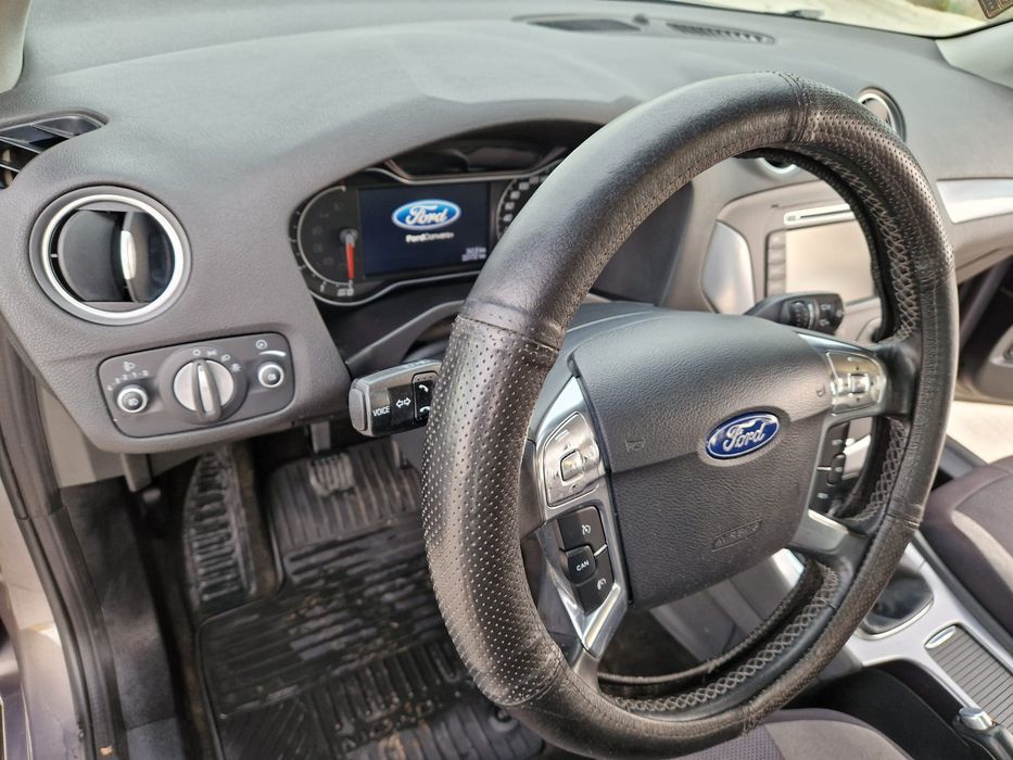 Vând Ford mondeo