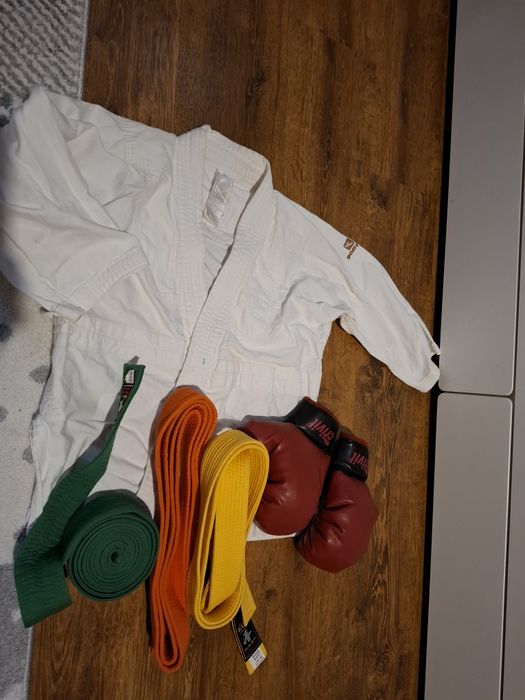 Vând kimono karate copii cu centuri si manusi