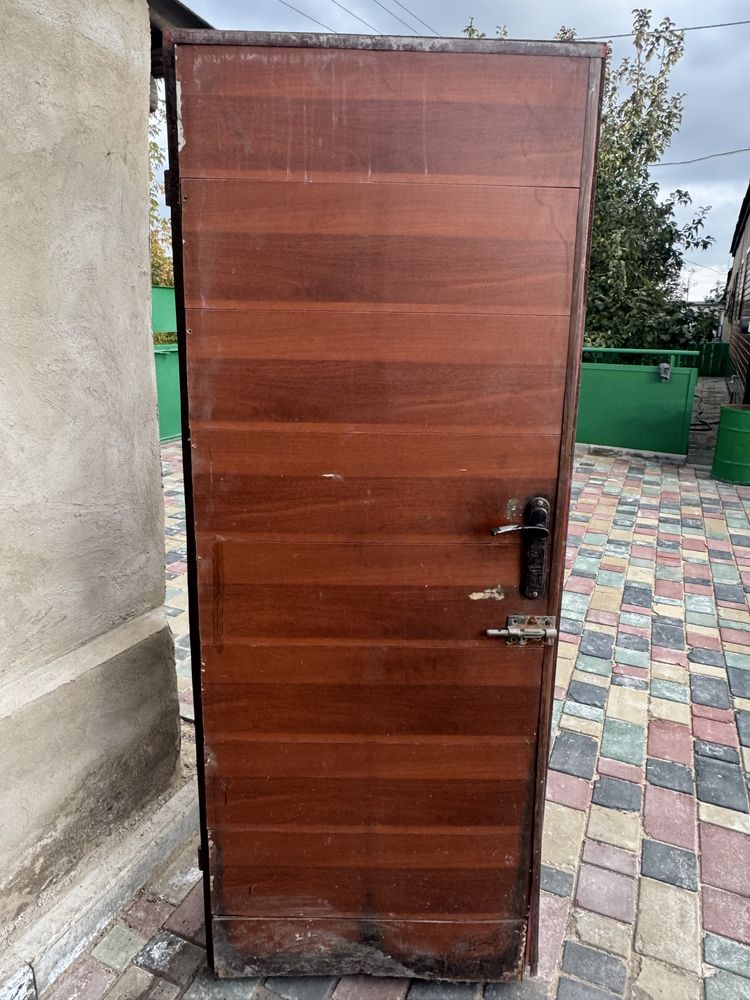 Продам железную дверь