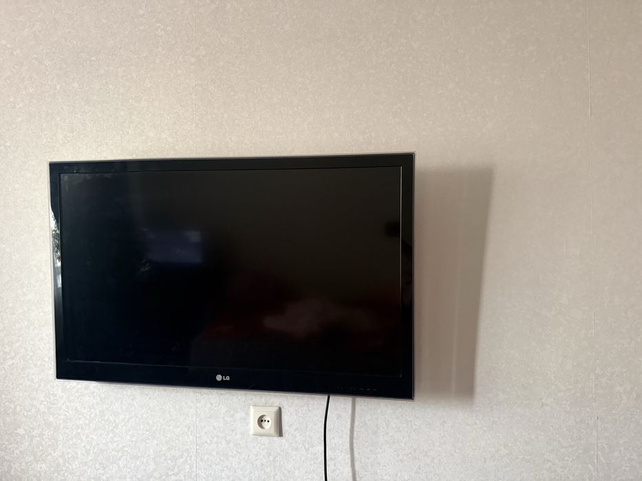 Телевизор LG с кранштейнам