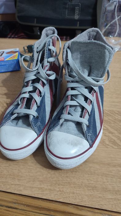 Vând teniși Converse