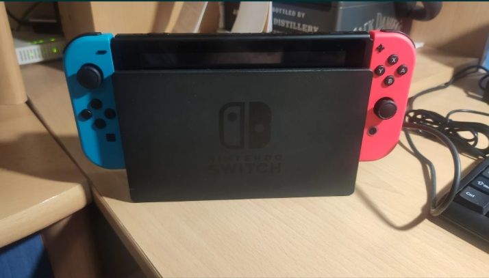 Nintendo switch +  подарък SD карта 64gb.