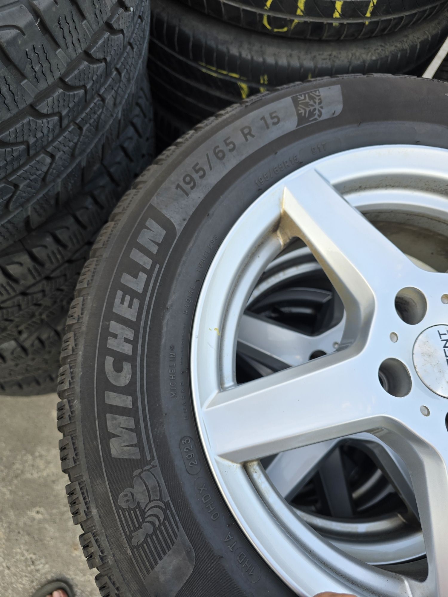2 Броя 195/65/15 Michelin 7,2mm 23dot
