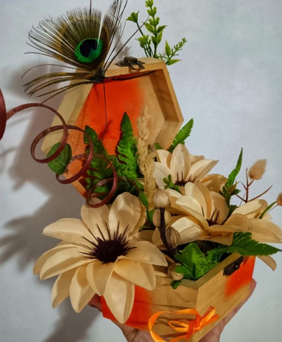 Realizez buchete de flori din satin și săpun, plus diferite ornamente.