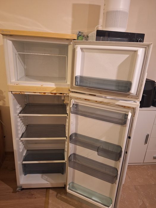 Хладилник с фризер