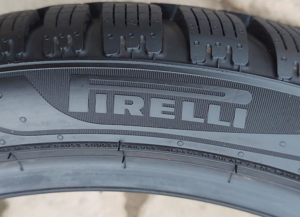 O bucată 215/40 R18 M+S iarnă - una Pirelli