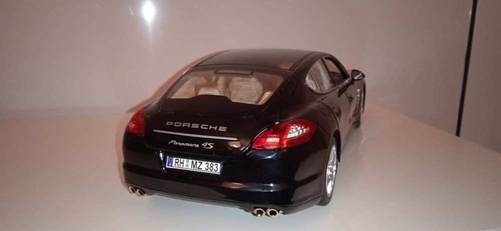 Macheta Porsche Panamera 1/18