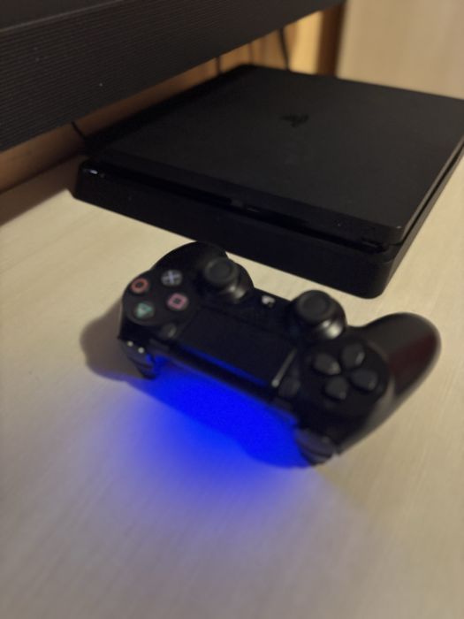 Ps4 slim perfecta stare + manete originale