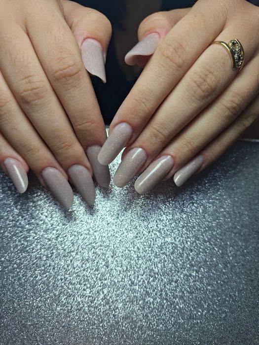 Caut cliente pentru unghii cu gel / semi / întreținere.
Preț foarte mi