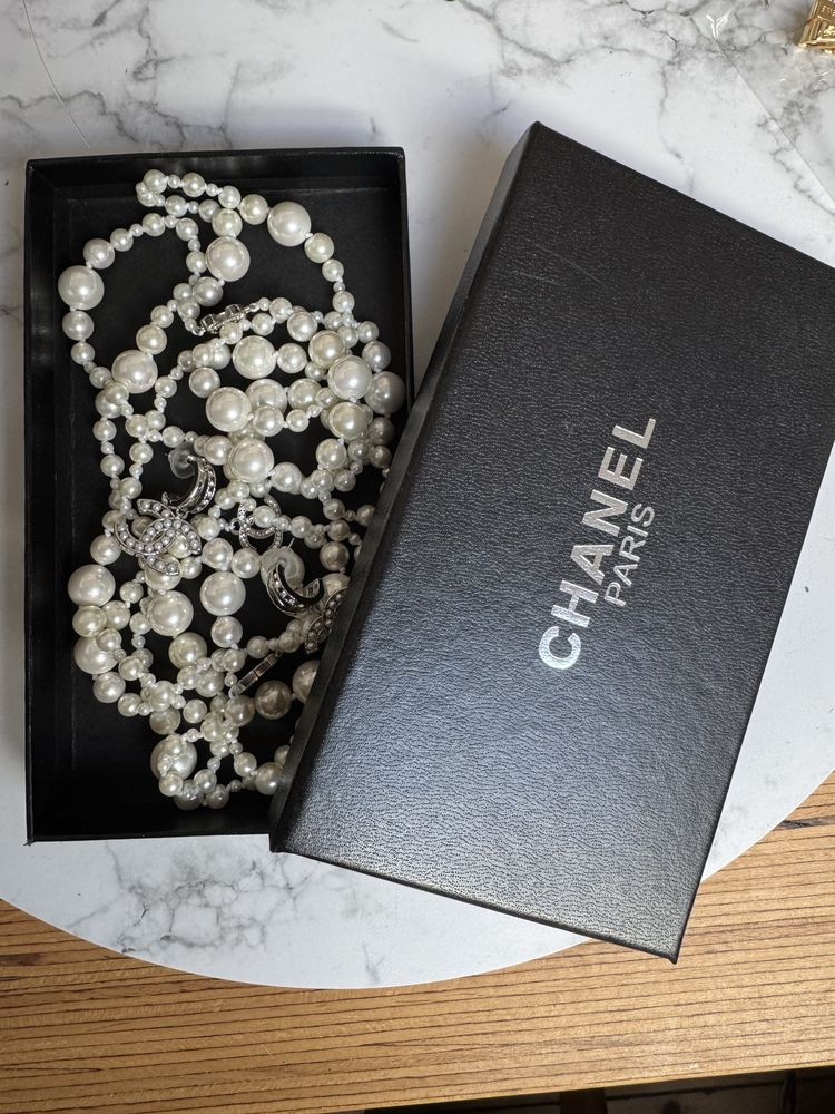 Дълго колие Chanel и обеци
