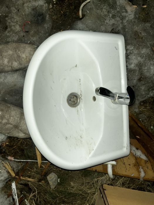 Продам раковину с смесителем
