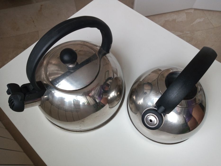2 Ceainice mari de inox 18/10, cu capac și fluier