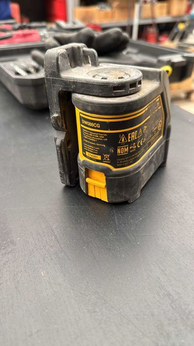 Nivela laser cu raza verde linii incrucisate DeWALT DW088CG