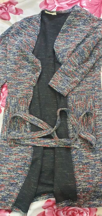 Кофта женская с карманами и с поясом, без застёжек.