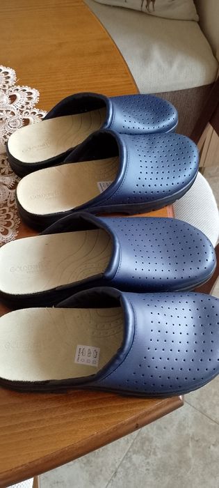 Продавам работни обувки номер 42 и чехли сабо номер 42