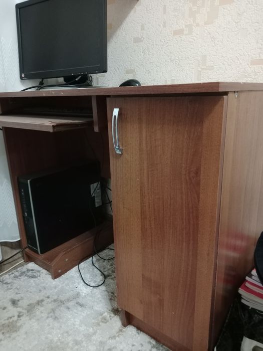 Письменный стол в хорошем состоянии

Продаю удобный и прочный письм
