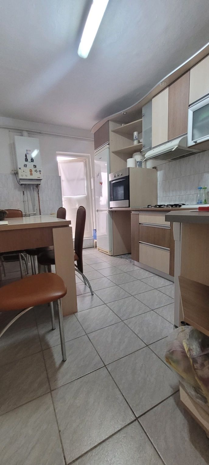 Apartament 3 camere Onesti, zona de jos, 2 bai .