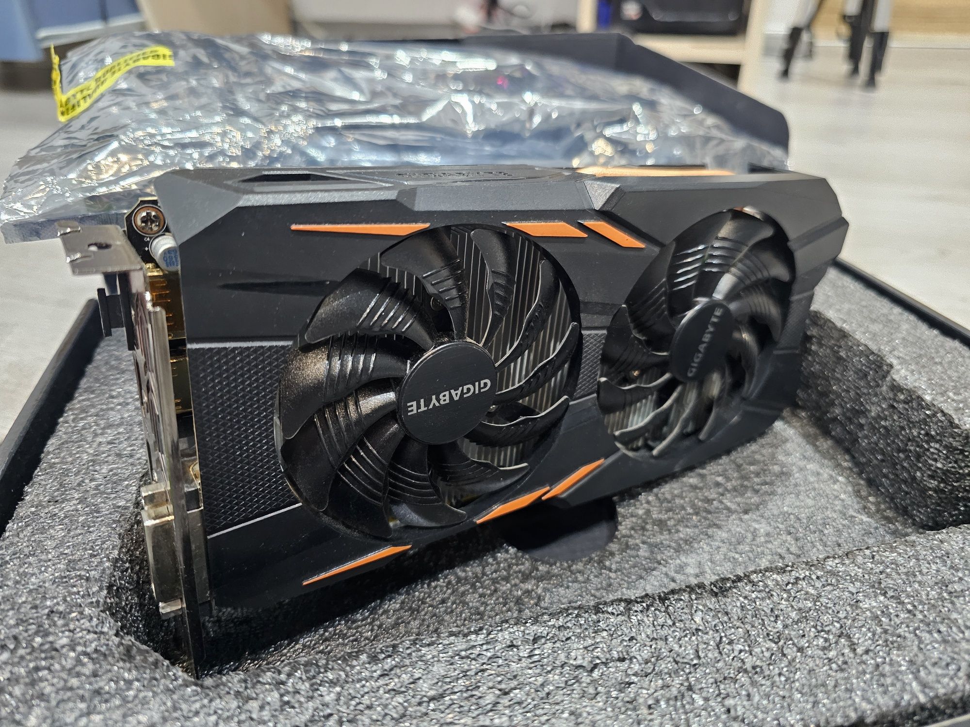 Видеокарта Nvidia GTX1050 2G Windforce OC