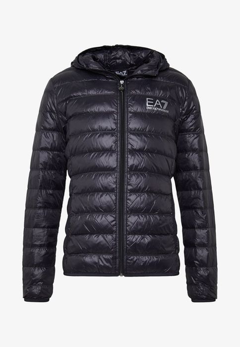 Черно яке на Emporio Armani/EA7.