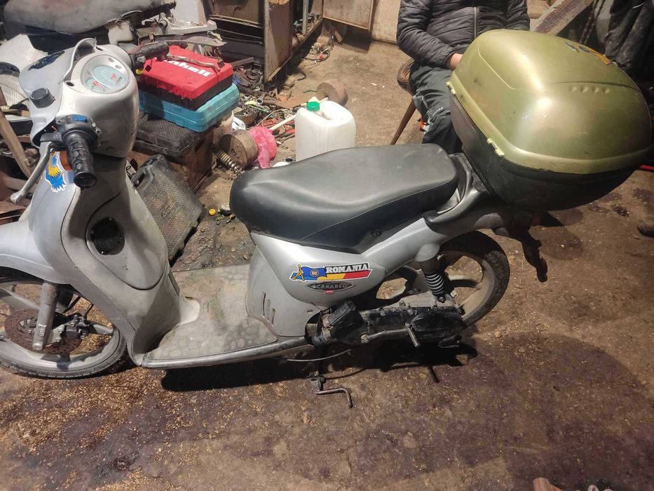 Vând scuter aprilia scarabeo de 100cc