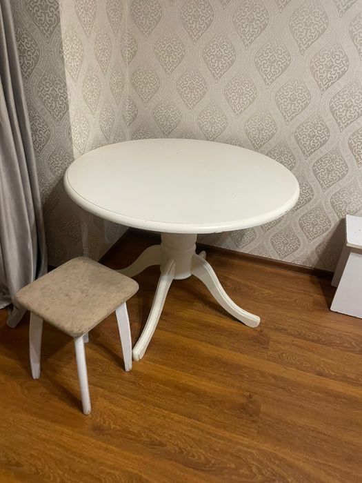 круглый обеденный стол белого цвета