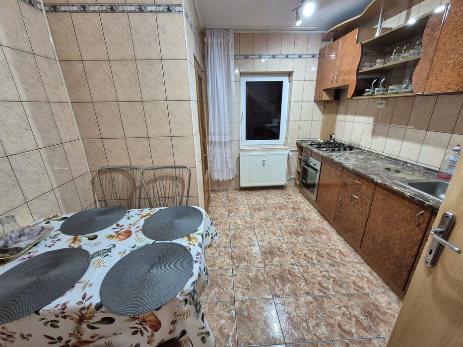 Închiriez apartament 4 camere