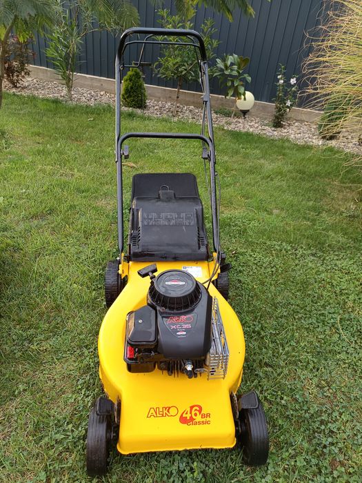 Mașină tuns iarba cu tractiune