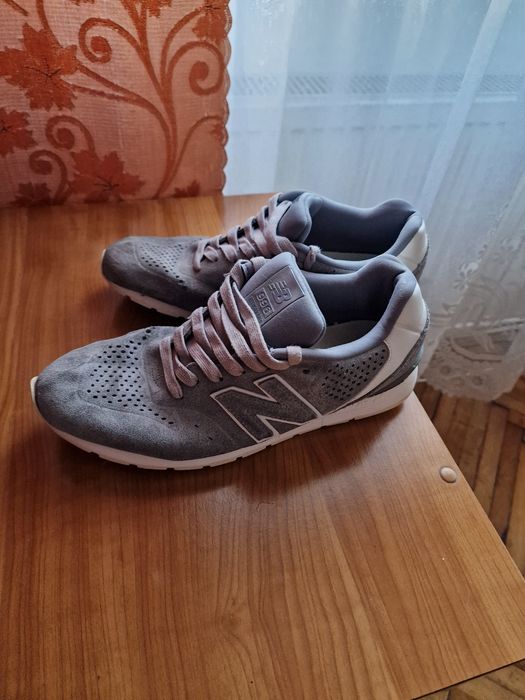 Adidasi New Balance.