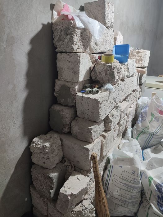 Бүтін тас, жарты тас ремонттан қалған.