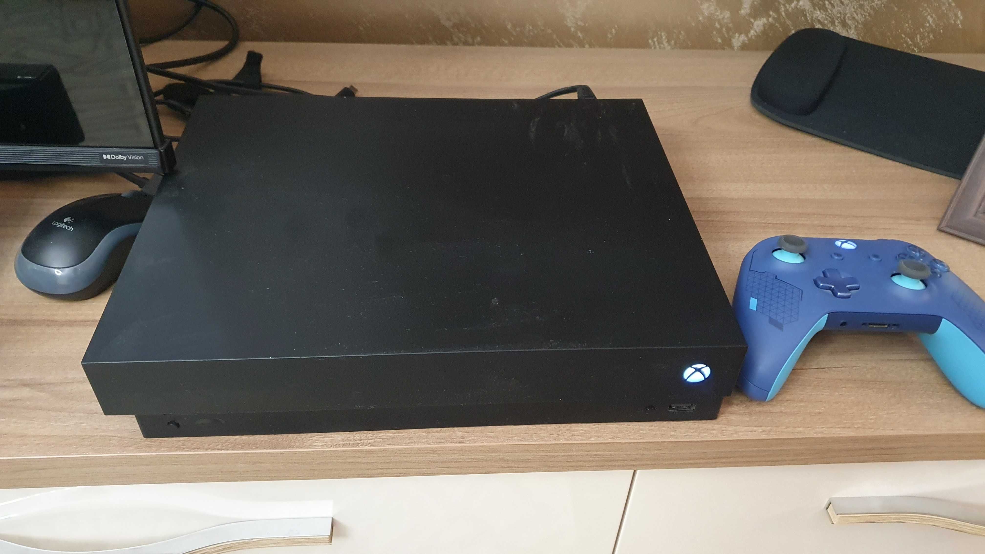 Xbox One X 1TB 4K  с един контролер и 18 игри
