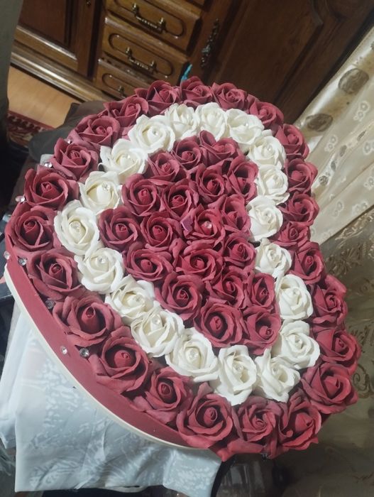 Vand decoratiune de trandafiri artificiali