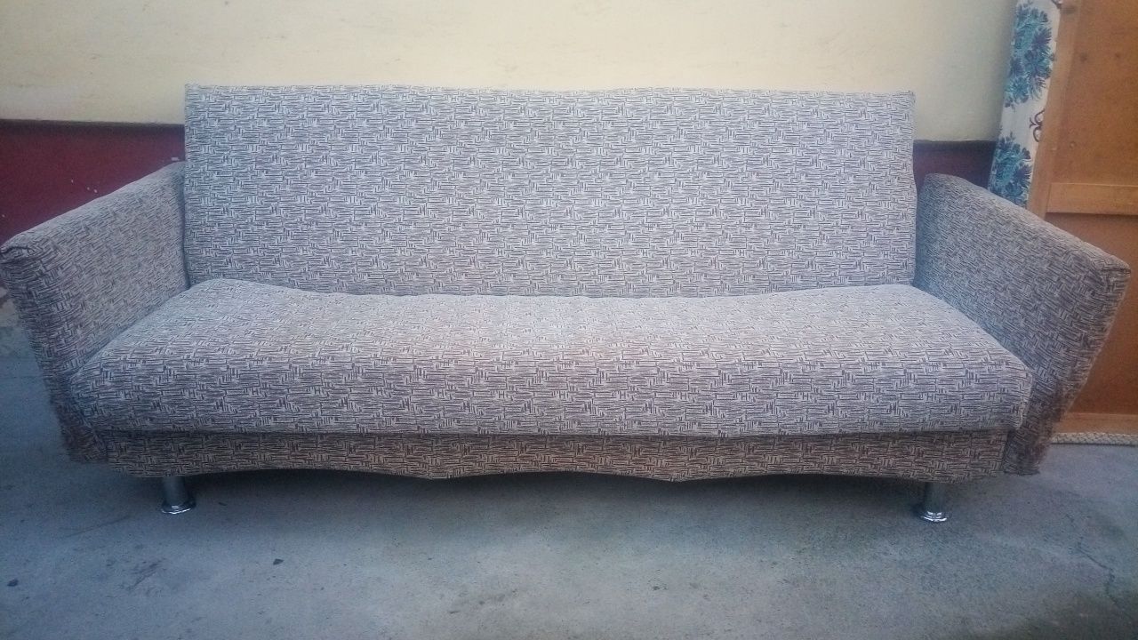 Продам диван с новой общивкой