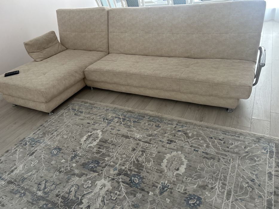 Продается диван бежевого цвета ,    раскладывается,