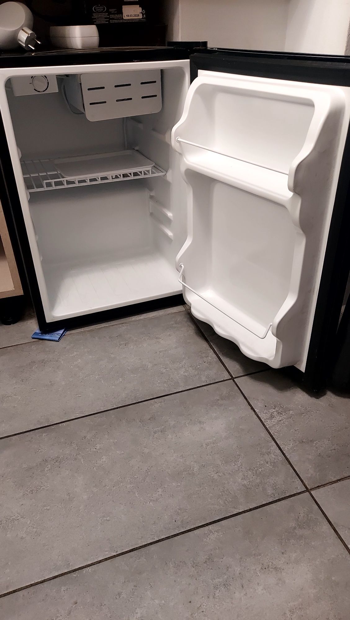 Продава се малък хладилникдилник