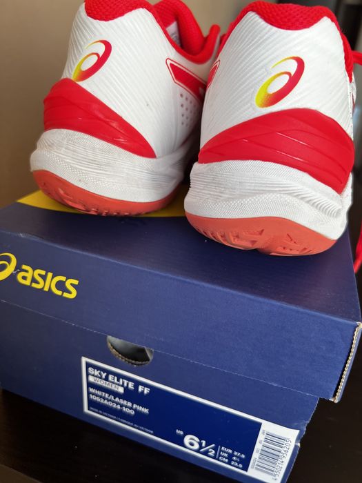 Маратонки Asics,без никакви забележки.Носени са веднъж
