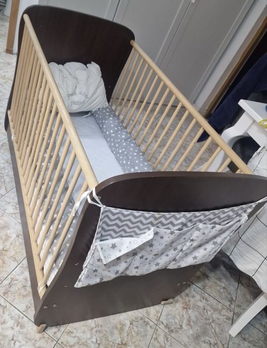 Pătuț din lemn masiv cu sertar, balansoar și saltea din fibre de cocos