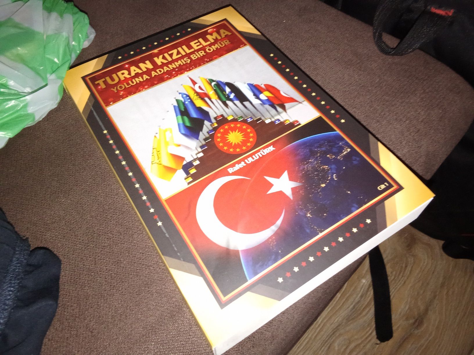 Книга  "Turan kizilelma" интересна книга за Турските народи.